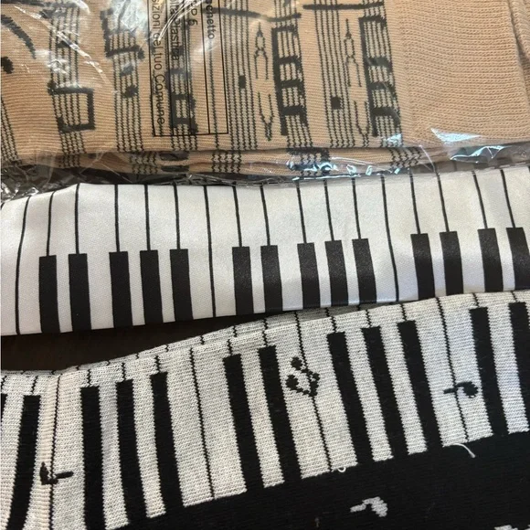 Musical Note and Piano Key Socks Set,tie,bow tie,pin in gift box 5 piece set - Picture 10 of 17